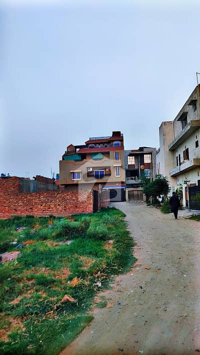 5 MARLA TRIPLE STORY CORNER HOUSE AVAILABLE FOR SALE IN BILAL TOWN NEAR PUBLIC HEALTH SOCIETY