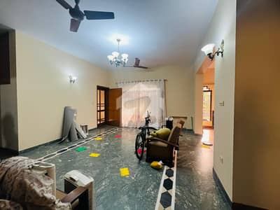 01 KANAL DESIGNER LUXURY LOWER PORTION AVAILABLE FOR RENT WITH SERVENT QUATAR