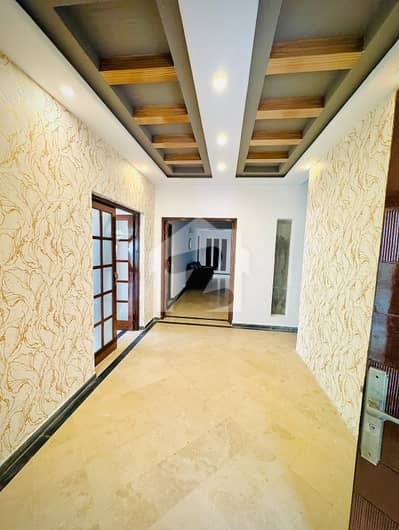 01 KANAL DESIGNER GROUND FLOOR AVAILABLE FOR RENT AT VERY HOT LOCATION