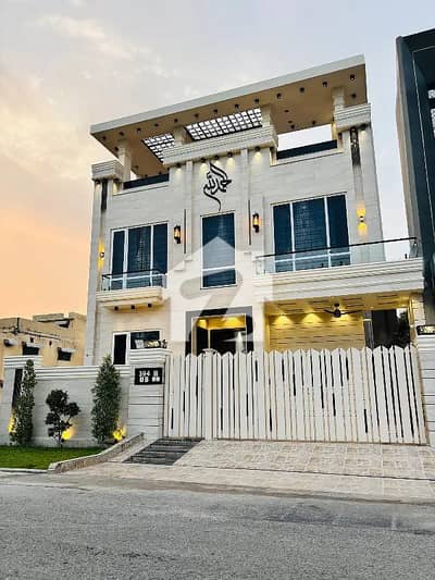 سٹی ہاؤسنگ سوسائٹی گوجرانوالہ میں 6 کمروں کا 10 مرلہ مکان 5.5 کروڑ میں برائے فروخت۔