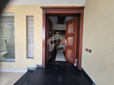 15 MARLA LIKE BRAND NEW IDEAL LOCATION HOUSE UP FOR SALE