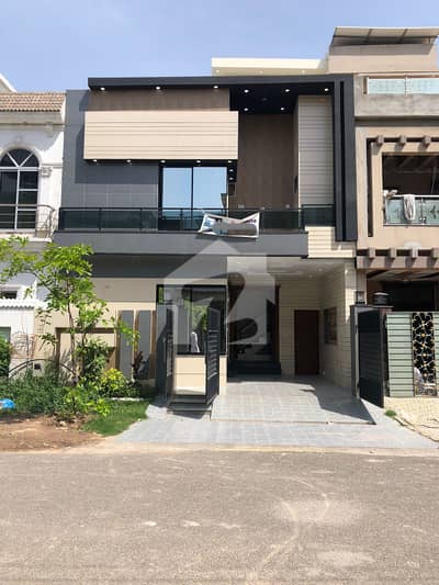 5 Marla Brand New Modern Design Lavish House For Sale In Park View City Lahore | For Discounted Price And Original Pictures Download The App "Signature Lands".