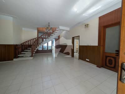 E-7 1000 SQY PROPER MARBLED FLOOR 4 BEDROOMS EXCELLENT HOUSE BEAUTIFUL LAWN REASONABLE RENT
