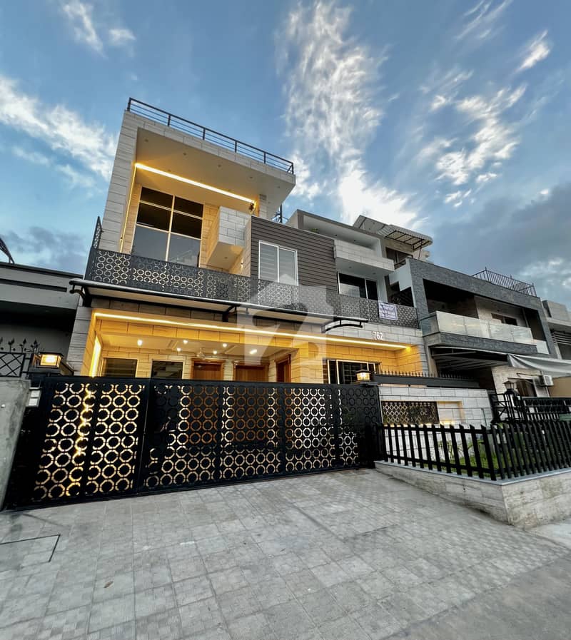 Brand new 10 Marla Beautiful house for rent Brand new 10 Marla Beautiful house for rent