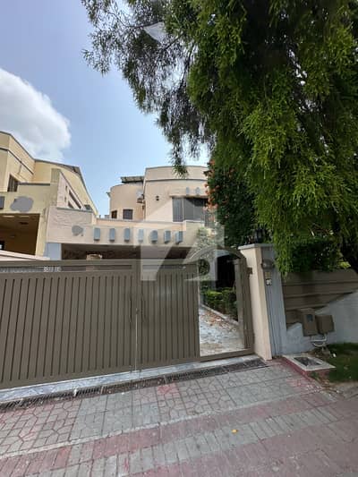 10 Marla house for sale in safari villas 1 Bahria town