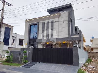 Spacious 10 Marla House Available For sale In Central Park - Block G
