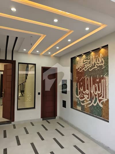 بوچ ایگزیکٹو ولاز - فیز 2 بش ایگزیکٹو ولاز,ملتان میں 6 کمروں کا 8 مرلہ مکان 5.5 کروڑ میں برائے فروخت۔