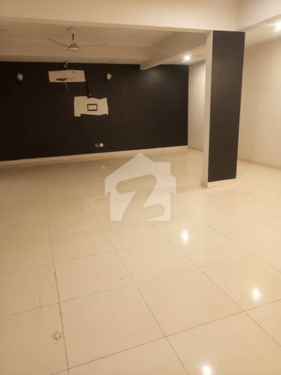 ڈی ایچ اے فیز 8 ڈی ایچ اے ڈیفینس,کراچی میں 5 کمروں کا 6 مرلہ مکان 3.5 لاکھ میں کرایہ پر دستیاب ہے۔