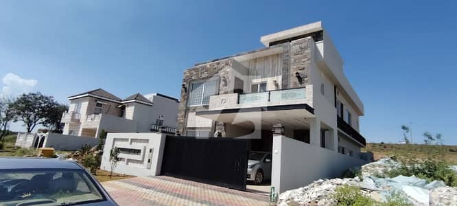 ڈی ایچ اے فیز 3 ۔ بلاک بی ڈی ایچ اے ڈیفینس فیز 3,ڈی ایچ اے ڈیفینس,اسلام آباد میں 5 کمروں کا 13 مرلہ مکان 5.85 کروڑ میں برائے فروخت۔