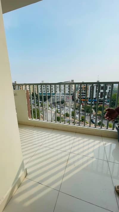 3 BED UNFURNISHED PENTHOUSE AVAILABLE RANT IN GULBERG GREEN