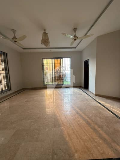 بنی گالہ اسلام آباد میں 8 کمروں کا 1 کنال مکان 3.2 لاکھ میں کرایہ پر دستیاب ہے۔