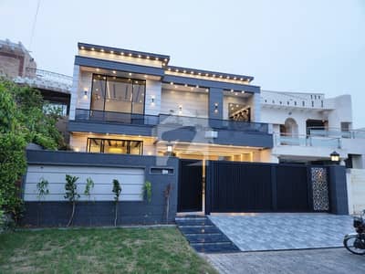 جوہر ٹاؤن لاہور میں 5 کمروں کا 1 کنال مکان 12.92 کروڑ میں برائے فروخت۔