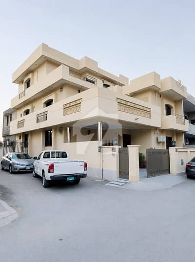 10 Marlla Triple Storey Corner House For Sale In Gulberg 3 Lahore
