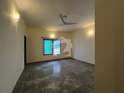 01 KANAL DESIGNER LUXURY UPPER PORTION AVAILABLE FOR RENT