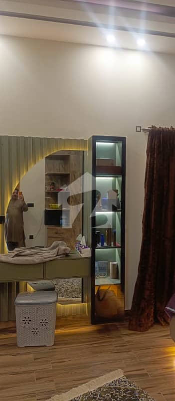 ایل ڈی اے ایوینیو لاہور میں 8 کمروں کا 1 کنال مکان 5.5 کروڑ میں برائے فروخت۔