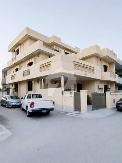 10 Marla Triple-Story Corner House For Sale Prime Location: Gulberg 3, Block M, Main Ferozpur Road, Lahore.