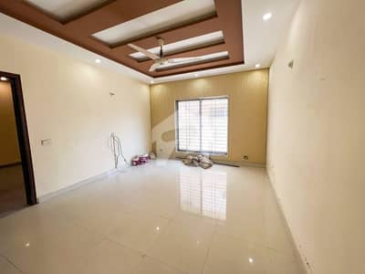 4/MARLA 4TH FLOOR FOR RANT WITH LIFET AVAILABLE GOOD LOCATION GOOD PARKING