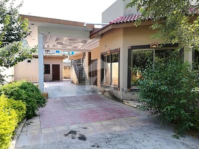 بنی گالہ اسلام آباد میں 3 کمروں کا 1 کنال مکان 1.2 لاکھ میں کرایہ پر دستیاب ہے۔