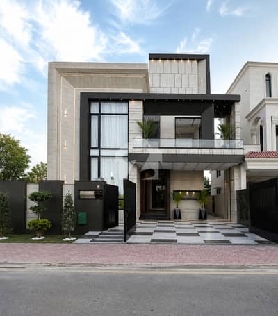 10 MARLA HOUSE ON IDEAL LOCATION & SOLID CONSTRUCTION WITH SOLAR & GASS INSTALLED AVAILABLE FOR SALE IN BAHRIA TOWN.