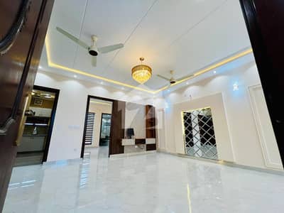 Near To Mall 5 Marla House Avaliable For Rent In Lake City
