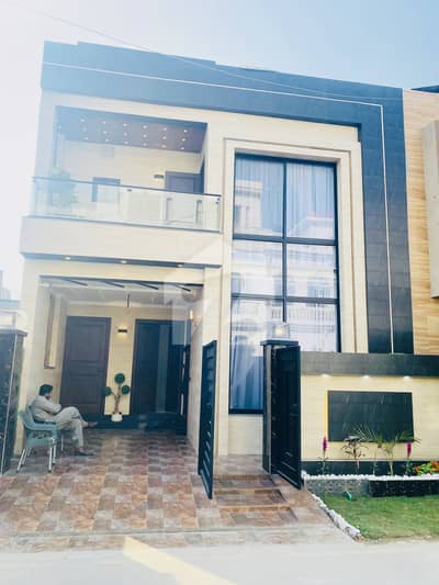 Jade ext block very beautiful house 4 bead 4 washroom 2 kitchen