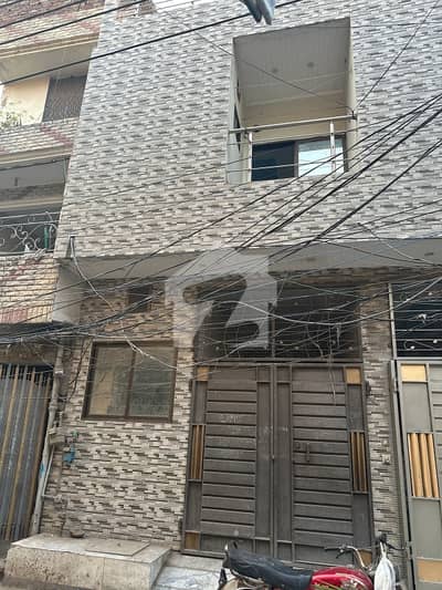 مدینہ کالونی لاہور میں 3 کمروں کا 2 مرلہ مکان 1.2 کروڑ میں برائے فروخت۔