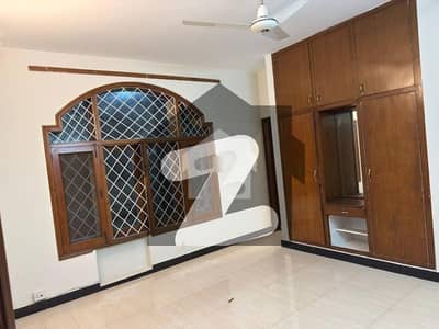 E-11 Triple Storey House 1 Kanal Having 9 Bedrooms Attached Washrooms 3DD 3TvL 3kitchen 3SQ Price 14 Crore