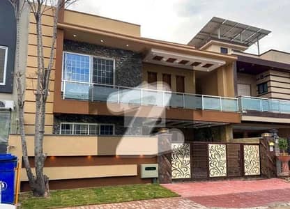 بحریہ ٹاؤن فیز 8 بحریہ ٹاؤن راولپنڈی,راولپنڈی میں 5 کمروں کا 10 مرلہ مکان 5.5 کروڑ میں برائے فروخت۔