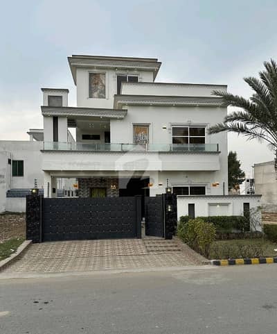 سٹی ہاؤسنگ سوسائٹی گوجرانوالہ میں 5 کمروں کا 10 مرلہ مکان 3.6 کروڑ میں برائے فروخت۔