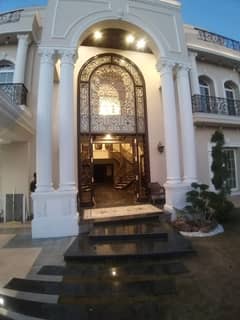 Beautiful levish 2.5 kanaal House Available for Rent in Bahria town 8 overseas 3
