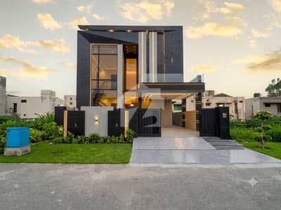 10 MARLA BRAND NEW MODRAN HOUSE NEAR TO McDONALD`S FACEING 150FT ROAD