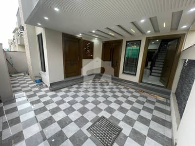 بحریہ ٹاؤن فیز 8 بحریہ ٹاؤن راولپنڈی,راولپنڈی میں 5 کمروں کا 7 مرلہ مکان 3.5 کروڑ میں برائے فروخت۔