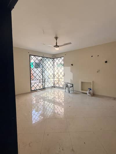 ماڈل ٹاؤن لاہور میں 13000 کنال Studio عمارت 10.0 لاکھ میں کرایہ پر دستیاب ہے۔