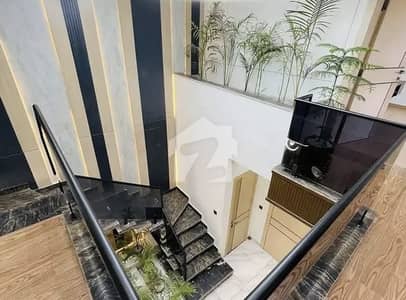 بحریہ ٹاؤن فیز 8 ۔ رفیع بلاک بحریہ ٹاؤن فیز 8,بحریہ ٹاؤن راولپنڈی,راولپنڈی میں 5 کمروں کا 8 مرلہ مکان 2.85 کروڑ میں برائے فروخت۔