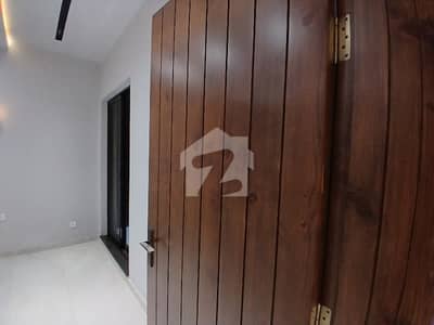 کینال روڈ فیصل آباد میں 4 کمروں کا 7 مرلہ مکان 4.5 کروڑ میں برائے فروخت۔