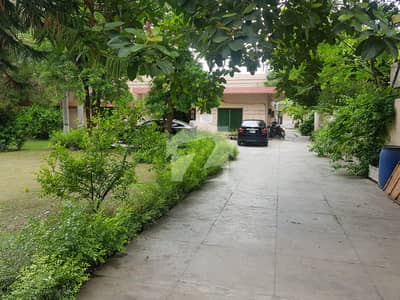 گلبرگ لاہور میں 4 کنال رہائشی پلاٹ 58.0 کروڑ میں برائے فروخت۔