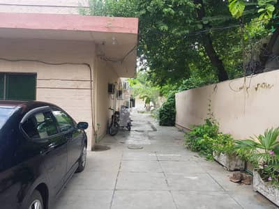 گلبرگ لاہور میں 4 کنال رہائشی پلاٹ 58.0 کروڑ میں برائے فروخت۔