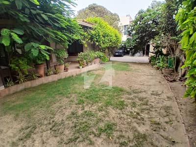 1000 Yards Architect Designed House On Rent