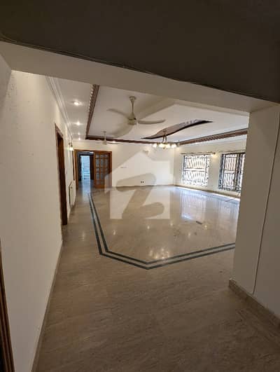 BEAUTIFUL LOCATION BASEMENT FOR RENT