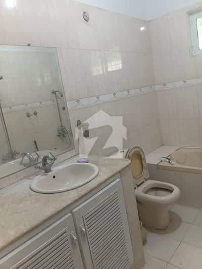 حیات آباد فیز 3 حیات آباد,پشاور میں 5 کمروں کا 10 مرلہ مکان 5.25 کروڑ میں برائے فروخت۔