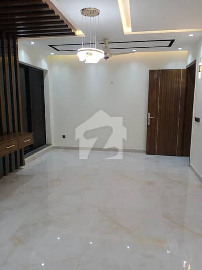 12 marla brend new flat for rent