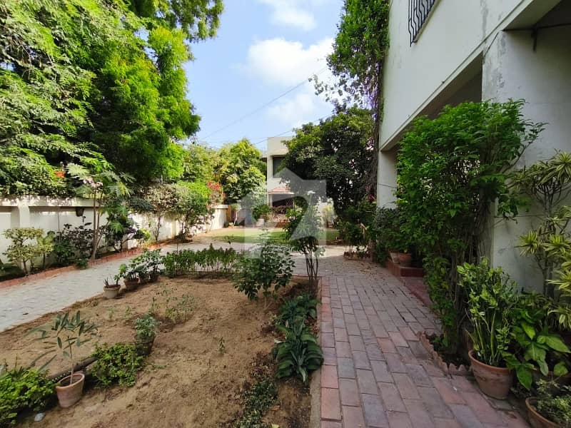 1090 YARDS HOUSE FOR SALE 1090 YARDS HOUSE FOR SALE