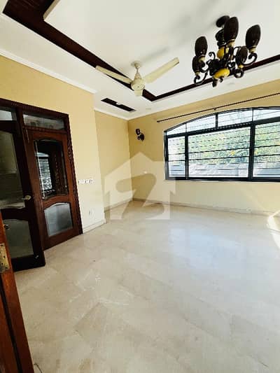 50x90 End Corner Ideal Location With Extra Land