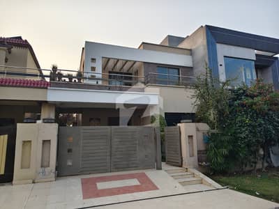 OWNER BUILD 10 MARLA SOLID HOUSE FOR SALE WALKING DISTANCE TO PARK AND COMMERCIAL