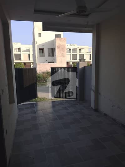 لیک سٹی رائیونڈ روڈ,لاہور میں 4 کمروں کا 5 مرلہ مکان 1.2 لاکھ میں کرایہ پر دستیاب ہے۔