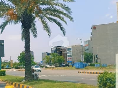ڈی ایچ اے فیز 8 - بلاک ایس ڈی ایچ اے فیز 8,ڈی ایچ اے ڈیفینس,لاہور میں 1 کنال رہائشی پلاٹ 4.45 کروڑ میں برائے فروخت۔