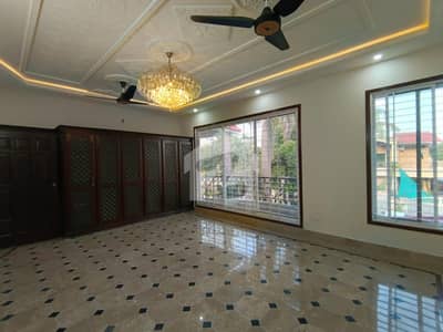 آئی ۔ 8 اسلام آباد میں 5 کمروں کا 1 کنال مکان 22.25 کروڑ میں برائے فروخت۔
