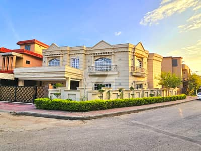 Corner 22 Marla Park Face House For Sale