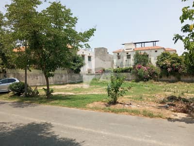 2-KANAL PLOT IN T BLOCK. NEAR TO PARK AND MAIN ROAD. . . . SINGLE OWNER DIRECT DEAL WITH MEETING.