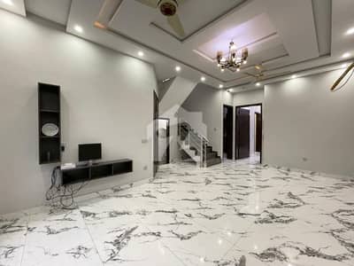 10 Marla Modern House For Rent